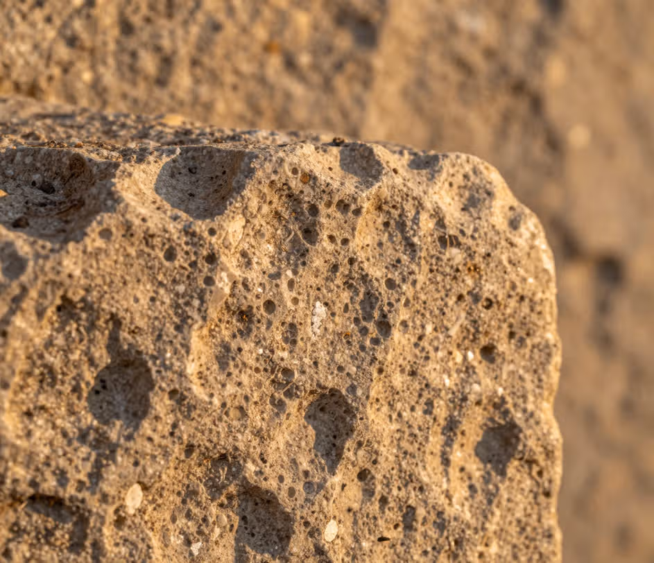 Týž kamenný materiál v rozlišení 4K (4096px) s ostrým detailem pórů i zblízka, ukazující bezešvé 2× zvětšení varianty Pro pro detailní záběry v enginech