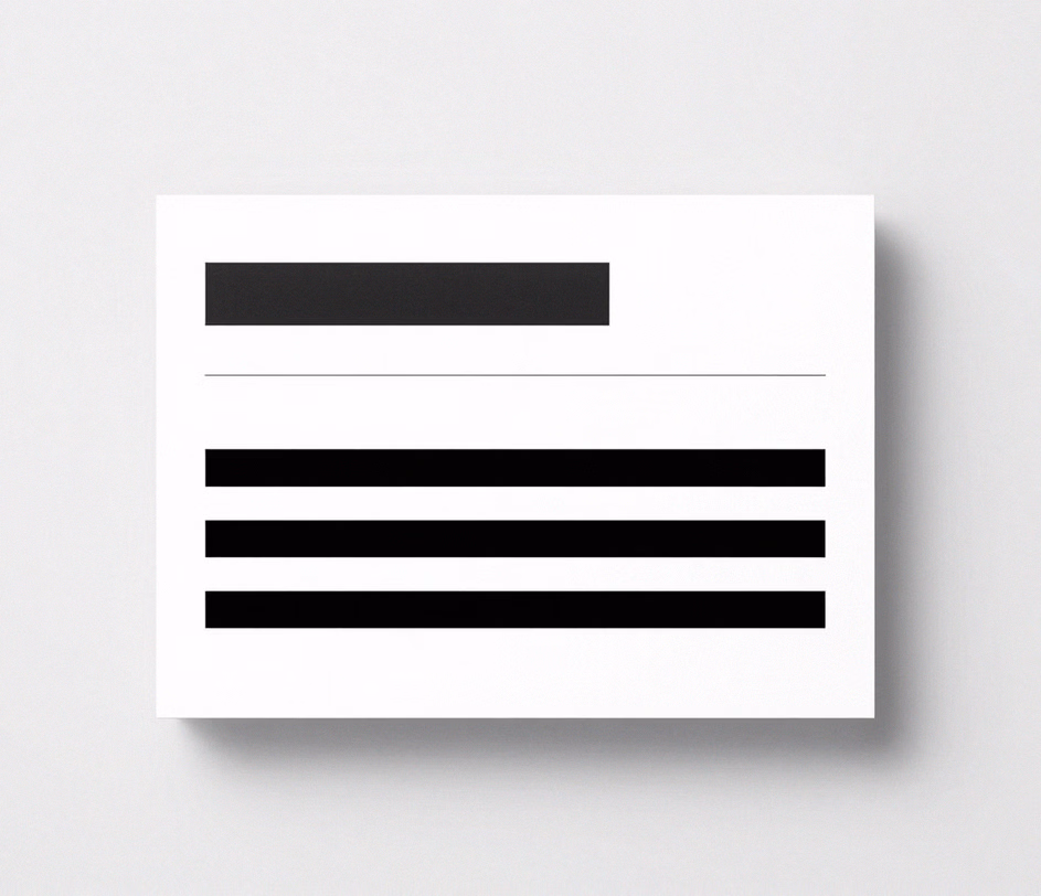 Minimalistische zwart-op-wit weergave van één handtekeningsblok — zwaardere grafieten naambalk, dunne titelbalk en contactrij in drie segmenten met gedrukte scherpe randen op een stralend wit oppervlak, verwijzend naar een eerste Outlook-handtekening gegenereerd in minder dan één minuut