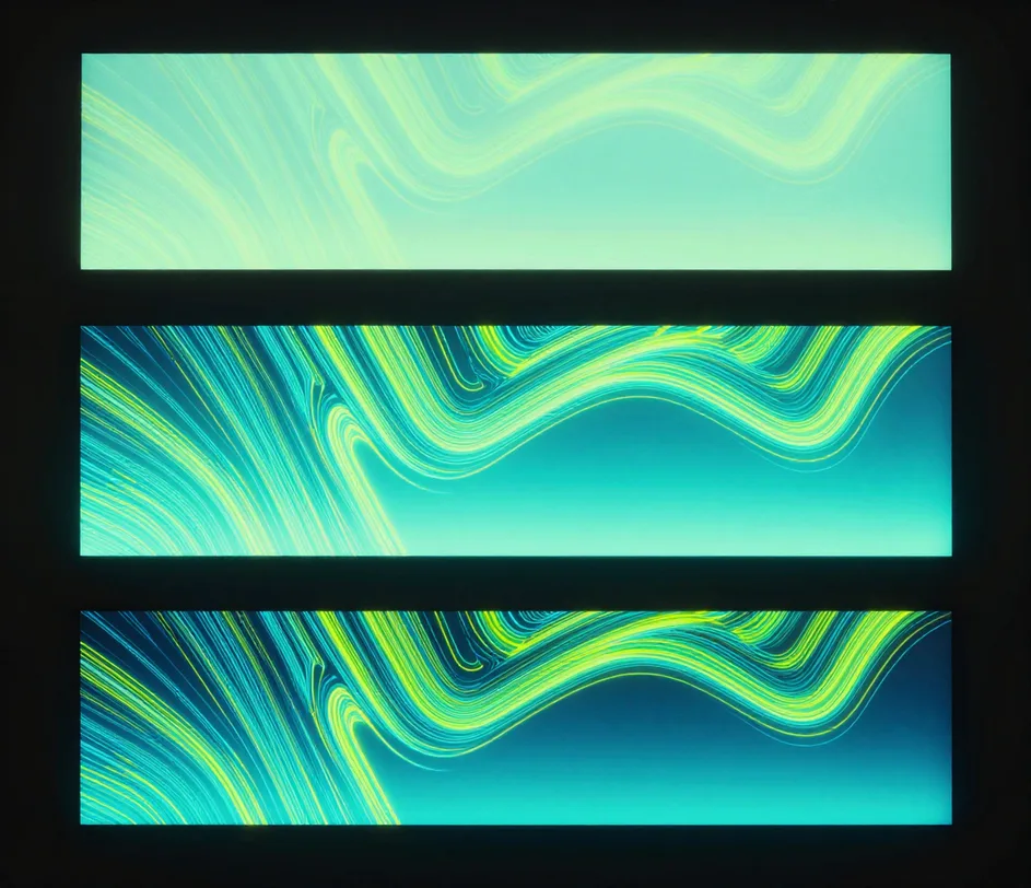 Lo stesso banner di canale renderizzato in tre livelli di qualità, con nitidezza del testo e risoluzione che salgono da 2560 × 1440 a 3K da sinistra a destra